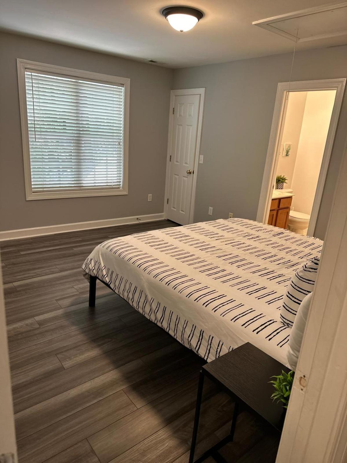 Simple Elegant Townhouse Dt Raleigh Ncsu Apartment Екстериор снимка
