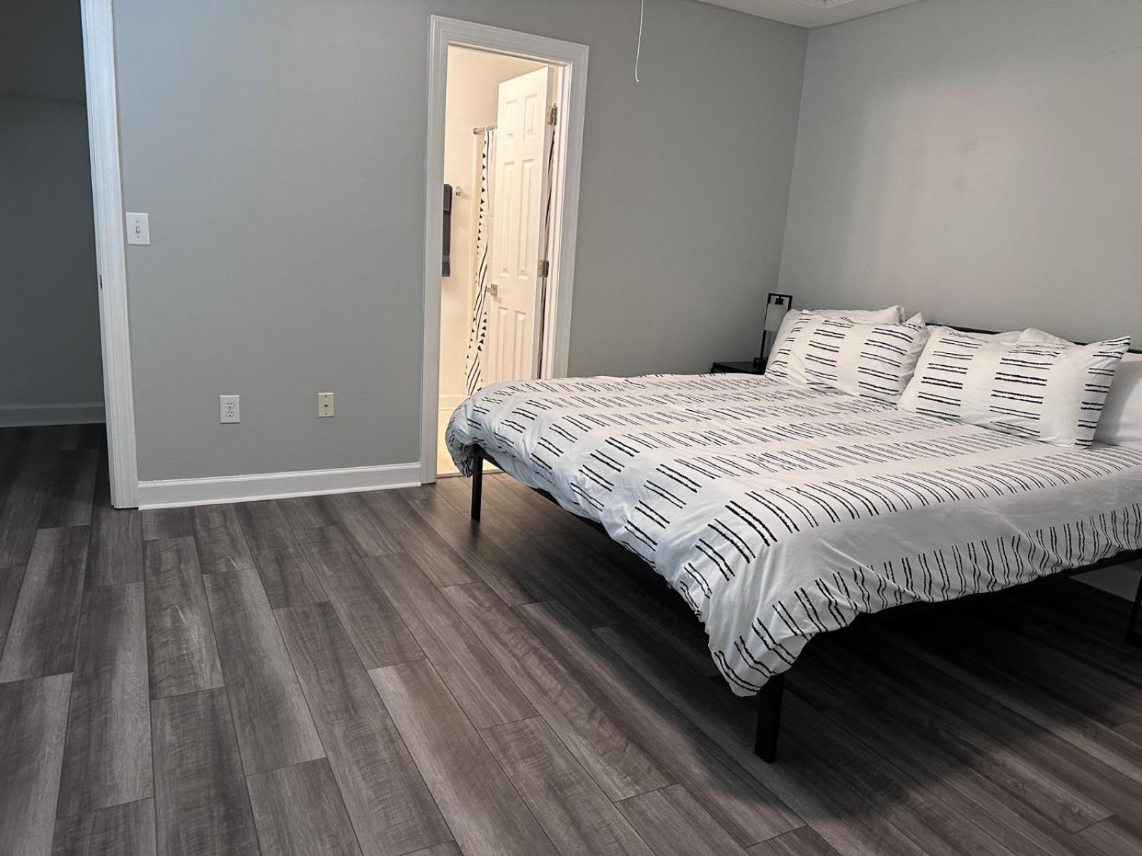 Simple Elegant Townhouse Dt Raleigh Ncsu Apartment Екстериор снимка