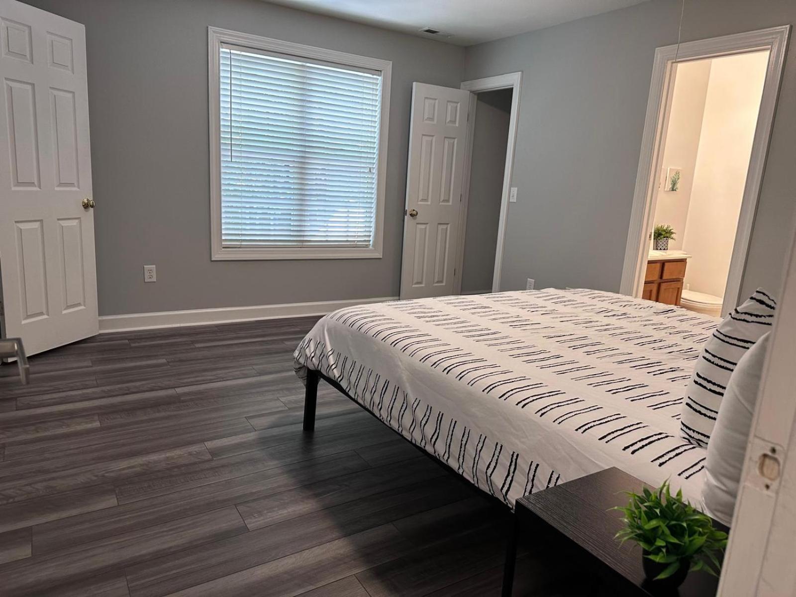 Simple Elegant Townhouse Dt Raleigh Ncsu Apartment Екстериор снимка